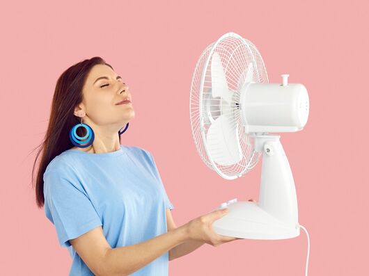 Frau mit Ventilator