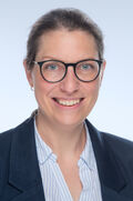 lächelnde Frau mit Brille 