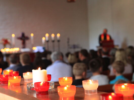 Ein christlicher Gottesdienst mit vielen brennenden Kerzen