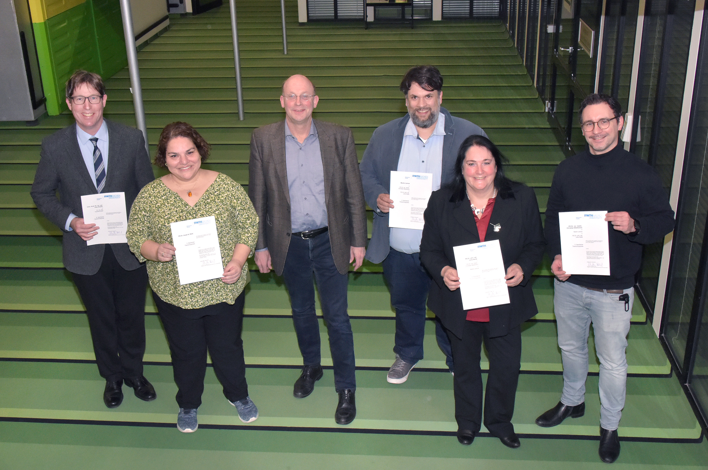 Univ.-Prof. Dr. rer. nat. Lars Küpfer, Priv.-Doz. Dr. Anjali Röth, Dekan Univ.-Prof. Dr. rer. nat. Stefan Uhlig, Martin Lemos, Priv.-Doz. Dr. phil. Nat. Julia Steitz und Priv.-Doz. Dr. rer. medic. Christian Bleilevens bei der Urkundenüberreichung