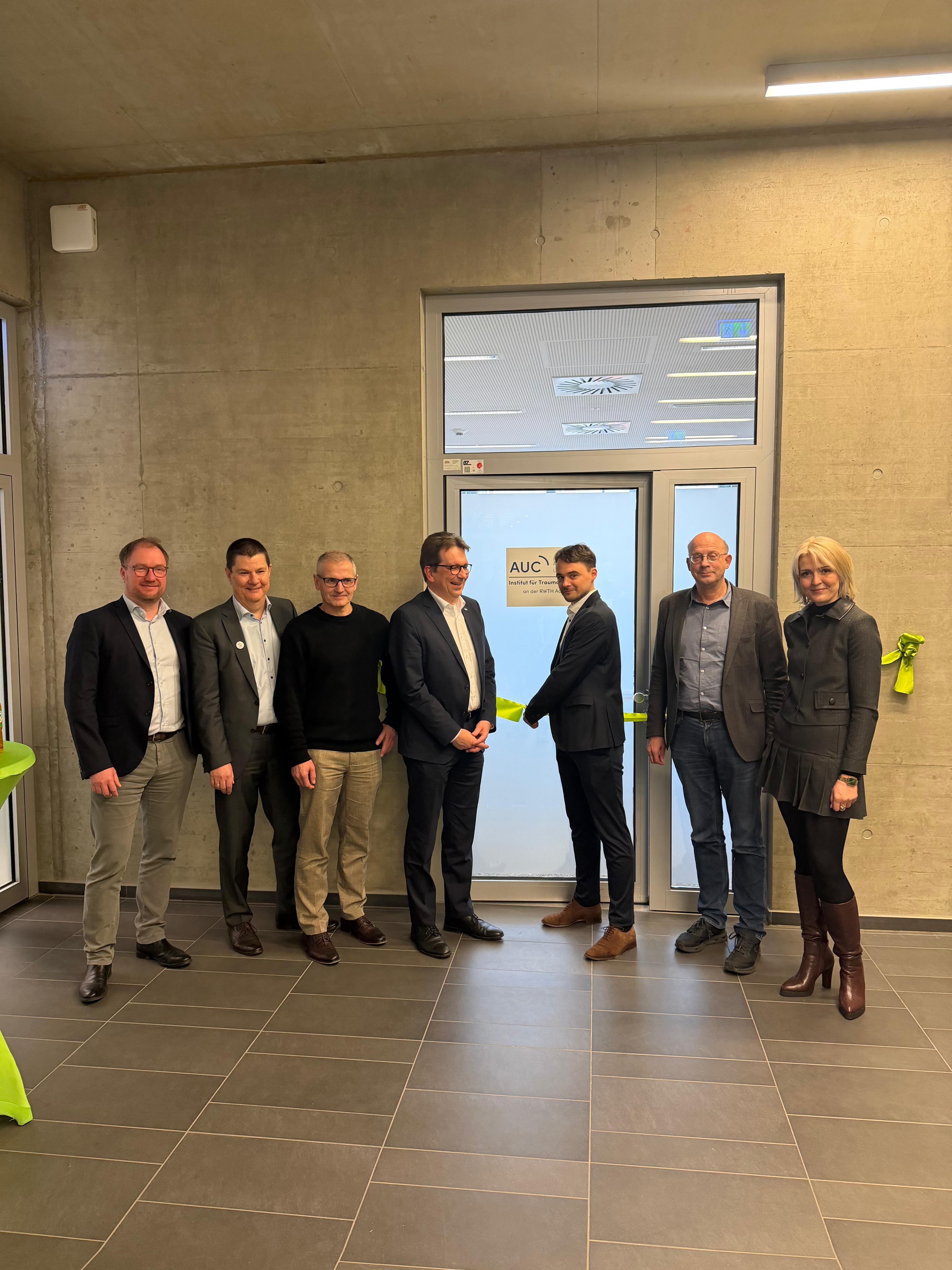 Männer und Frauen stehen in einer Reihe. 