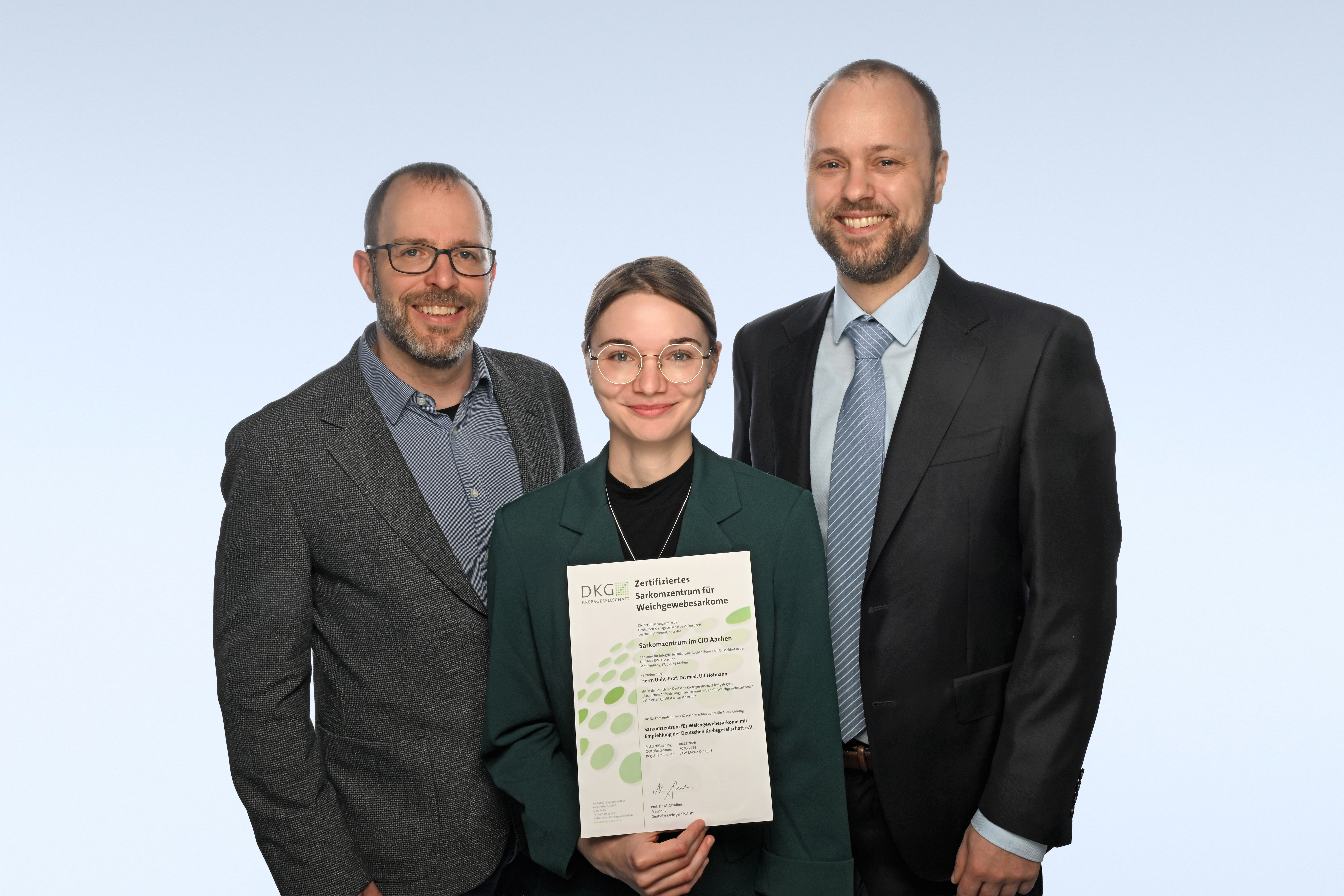 PD Dr. Wolf-Rüdiger Ramackers, Dr. Inga Rebecca Heinen und Univ.-Prof. Dr. Ulf Krister Hofmann mit dem DKG-Zertifikat des Sarkomzentrums
