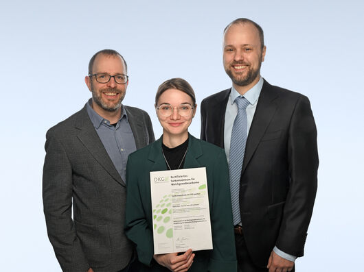 PD Dr. Wolf-Rüdiger Ramackers, Dr. Inga Rebecca Heinen und Univ.-Prof. Dr. Ulf Krister Hofmann mit dem DKG-Zertifikat des Sarkomzentrums