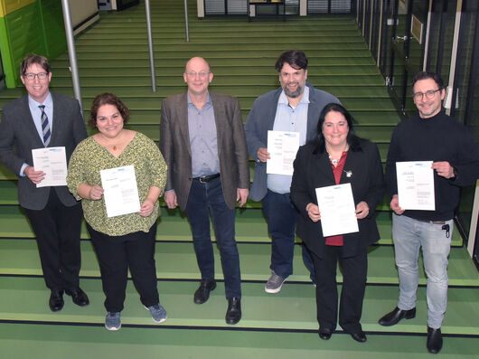 Univ.-Prof. Dr. rer. nat. Lars Küpfer, Priv.-Doz. Dr. Anjali Röth, Dekan Univ.-Prof. Dr. rer. nat. Stefan Uhlig, Martin Lemos, Priv.-Doz. Dr. phil. Nat. Julia Steitz und Priv.-Doz. Dr. rer. medic. Christian Bleilevens bei der Urkundenüberreichung