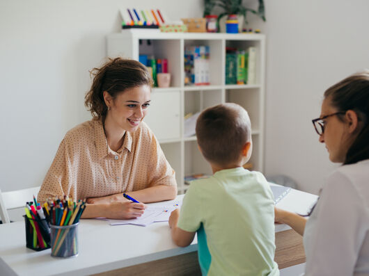 Therapeutin redet mit kleinem Kind
