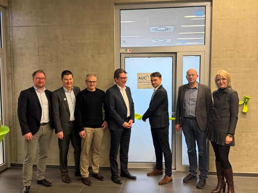 Männer und Frauen stehen in einer Reihe. 