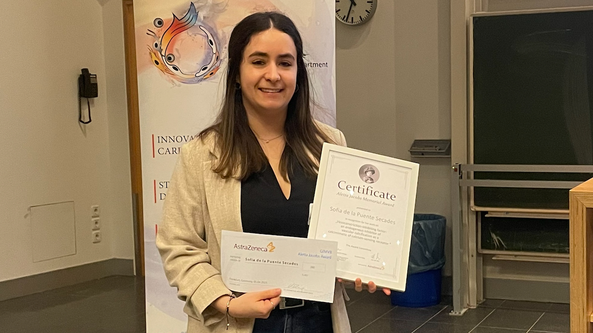 Dunkelhaarige junge Frau mit Auszeichnung in den Händen