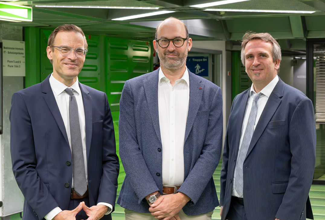Von links: Dr. Mathias Brandstädter (Geschäftsführer Stiftung Universitätsmedizin Aachen), Dr.-Ing. Marco Zander (Geschäftsführer H. Zander GmbH & Co.KG) und Florian Schaefer (Prokurist Stiftung Universitätsmedizin Aachen) bei der symbolischen Übergabe der Jubiläumsspende für die Stiftung Universitätsmedizin Aachen