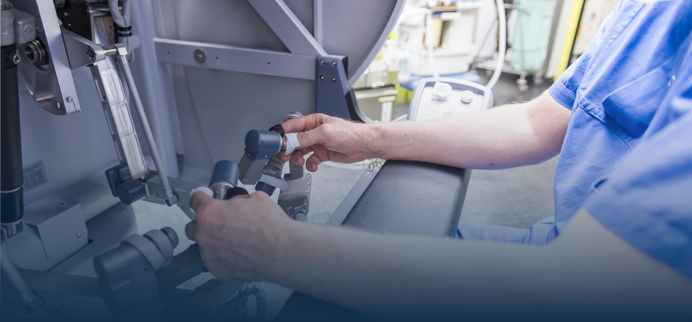 Person steuert einen DaVinci-Roboter