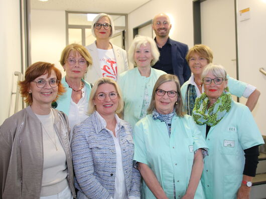 Die Grünen Damen und Herren der Uniklinik RWTH Aachen mit Koordinationsteam. ovl.: Heike Keßler-Wiertz (Vorständin Diakonisches Werk im Kirchenkreis Aachen e.V.), Martin Rietschel (Referatsleitung Ehrenamt Caritasverband für die Regionen Aachen-Stadt und Aachen-Land e.V.); mvl.: Christiane Bendt, Hermine Nock, Erika Andersen; uvl.: Lisa Trümper-Loogen (Koordinatorin Aachener Klinikhilfe, Caritasverband für die Regionen Aachen-Stadt und Aachen-Land e.V.), Nadja Hoffmann (Koordinatorin Aachener Klinikhilfe, Diakonisches Werk im Kirchenkreis Aachen e.V), Ursula Adiaens, Renate Recker