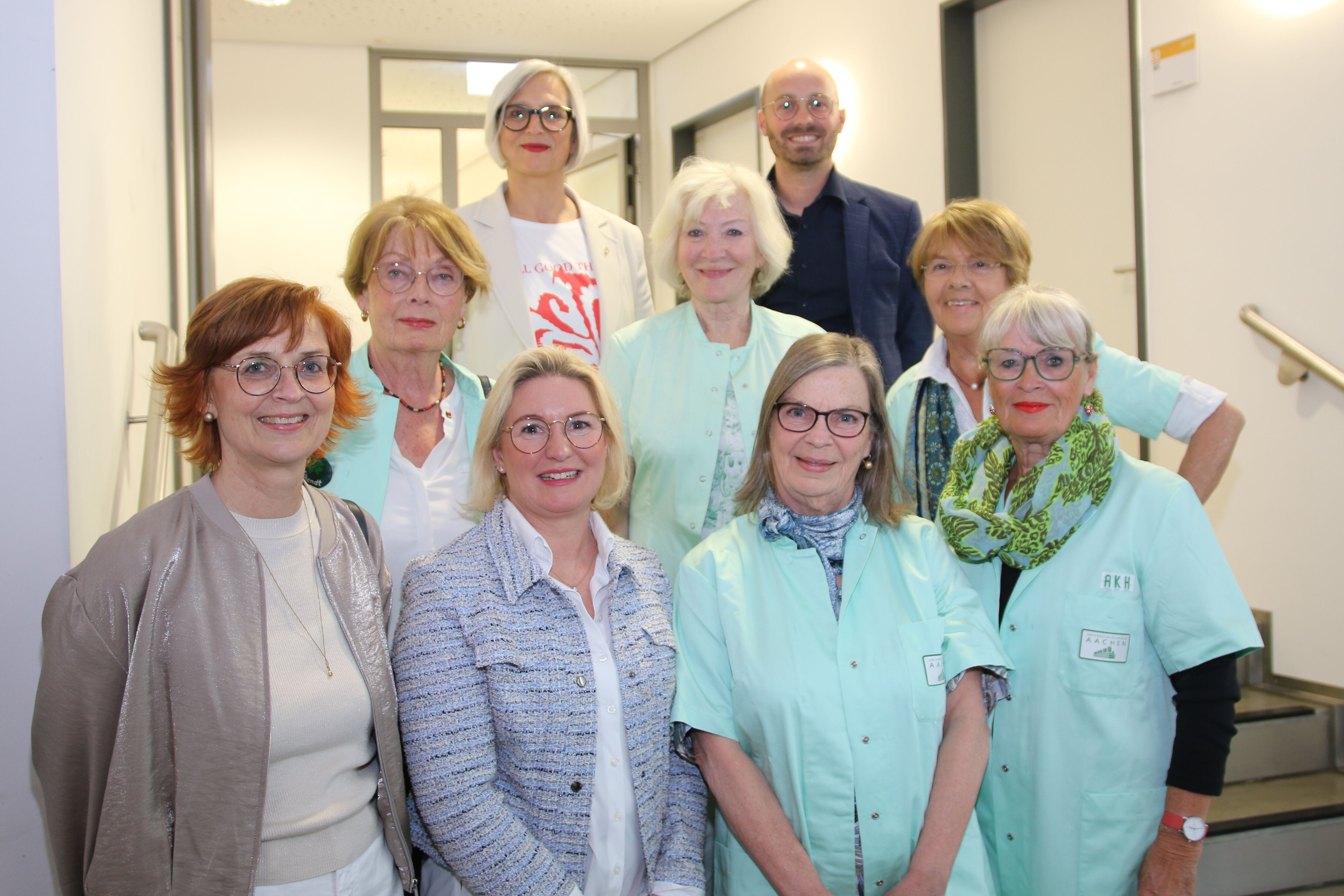 Die Grünen Damen und Herren der Uniklinik RWTH Aachen mit Koordinationsteam. ovl.: Heike Keßler-Wiertz (Vorständin Diakonisches Werk im Kirchenkreis Aachen e.V.), Martin Rietschel (Referatsleitung Ehrenamt Caritasverband für die Regionen Aachen-Stadt und Aachen-Land e.V.); mvl.: Christiane Bendt, Hermine Nock, Erika Andersen; uvl.: Lisa Trümper-Loogen (Koordinatorin Aachener Klinikhilfe, Caritasverband für die Regionen Aachen-Stadt und Aachen-Land e.V.), Nadja Hoffmann (Koordinatorin Aachener Klinikhilfe, Diakonisches Werk im Kirchenkreis Aachen e.V), Ursula Adiaens, Renate Recker
