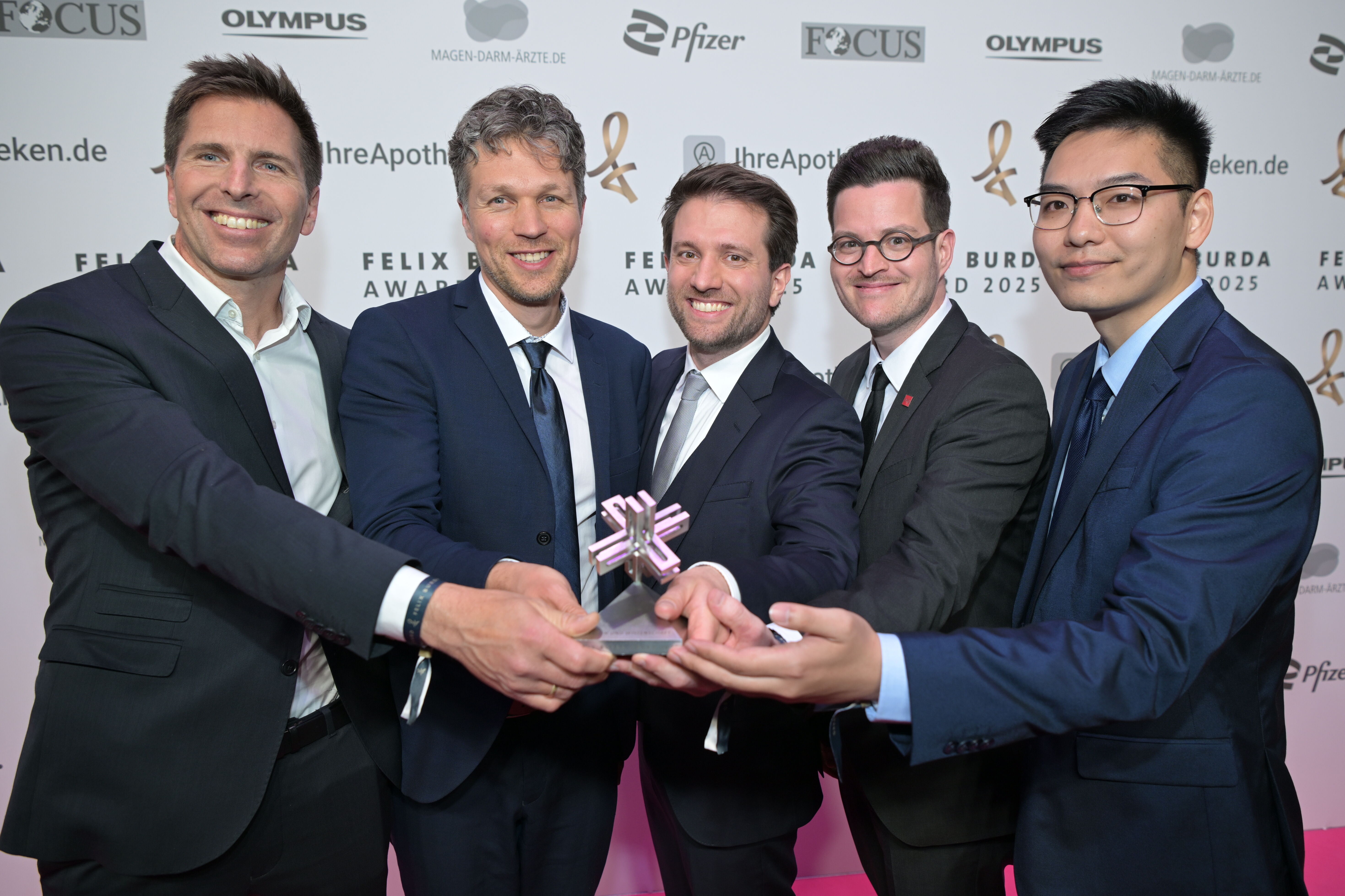 v.l.n.r.: Dietmar Frey (Director Charité Lab for Artificial Intelligence in Medicine), Daniel Truhn (Klinik für Diagnostische und Interventionelle Radiologie, Uniklinik RWTH Aachen), Jakob Nikolas Kather (EKFZ für Digitale Gesundheit), Sebastian Foersch (Institut für Pathologie, Universitätsmedizin Mainz), Xiaofeng Jiang (EKFZ für Digitale Gesundheit, Klinik für Diagnostische und Interventionelle Radiologie, Uniklinik RWTH Aachen)
