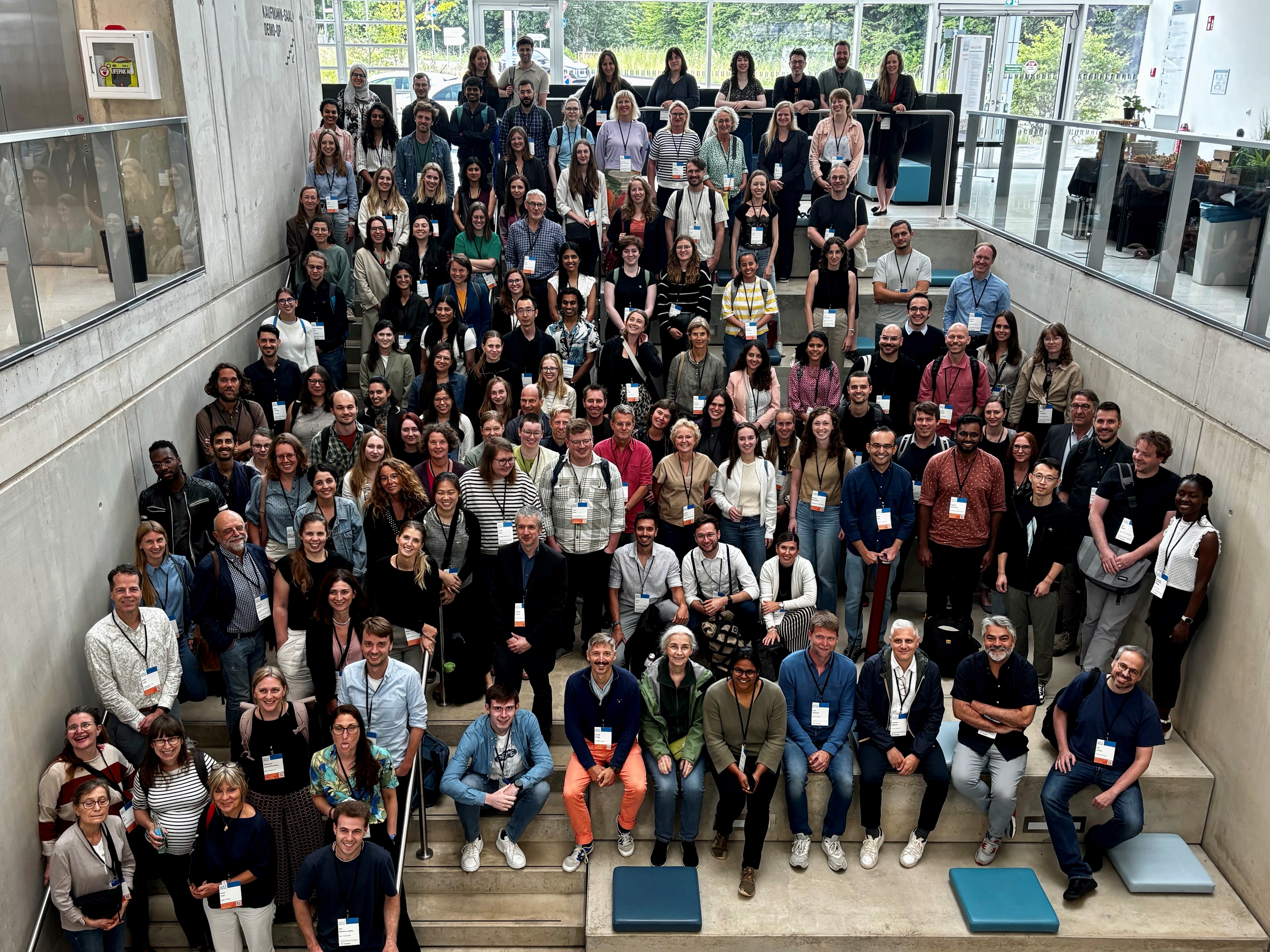 [Translate to Englisch:] Gruppenfoto aus Drohnenperspektive mit sehr vielen Menschen