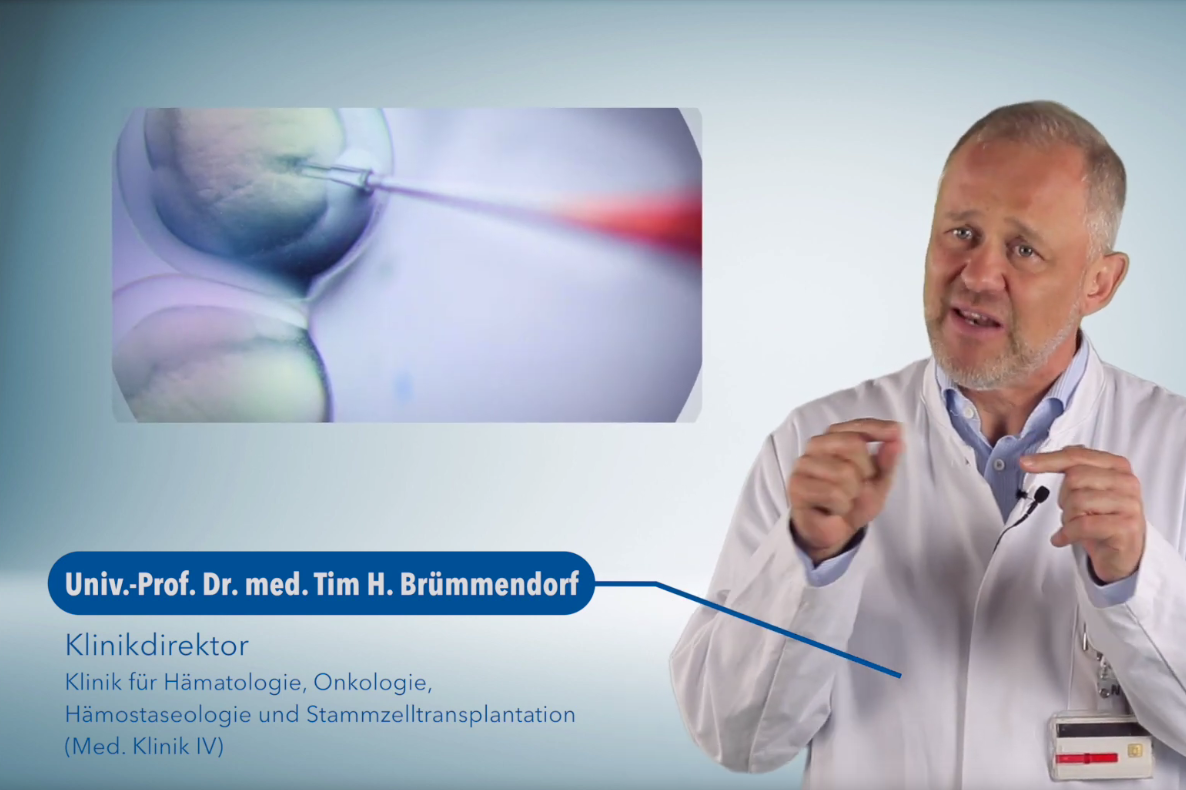 Das Bild zeigt einen Mann mit gräulichen Haaren in einem weißen Arztkittel und einem medizinischen Bild. 