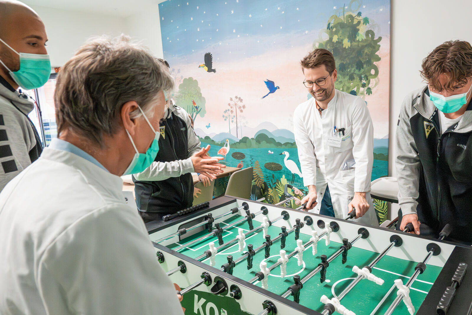 Kickerrunde zwischen Ärzten und Fußballern von Alemannia