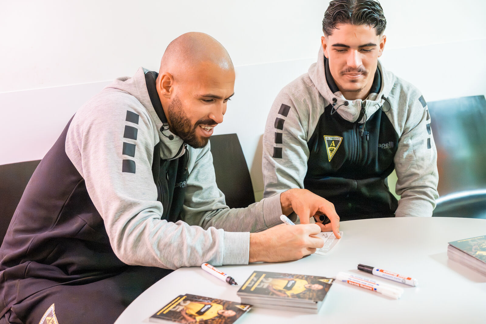 Spieler von Alemannia geben Autogramme