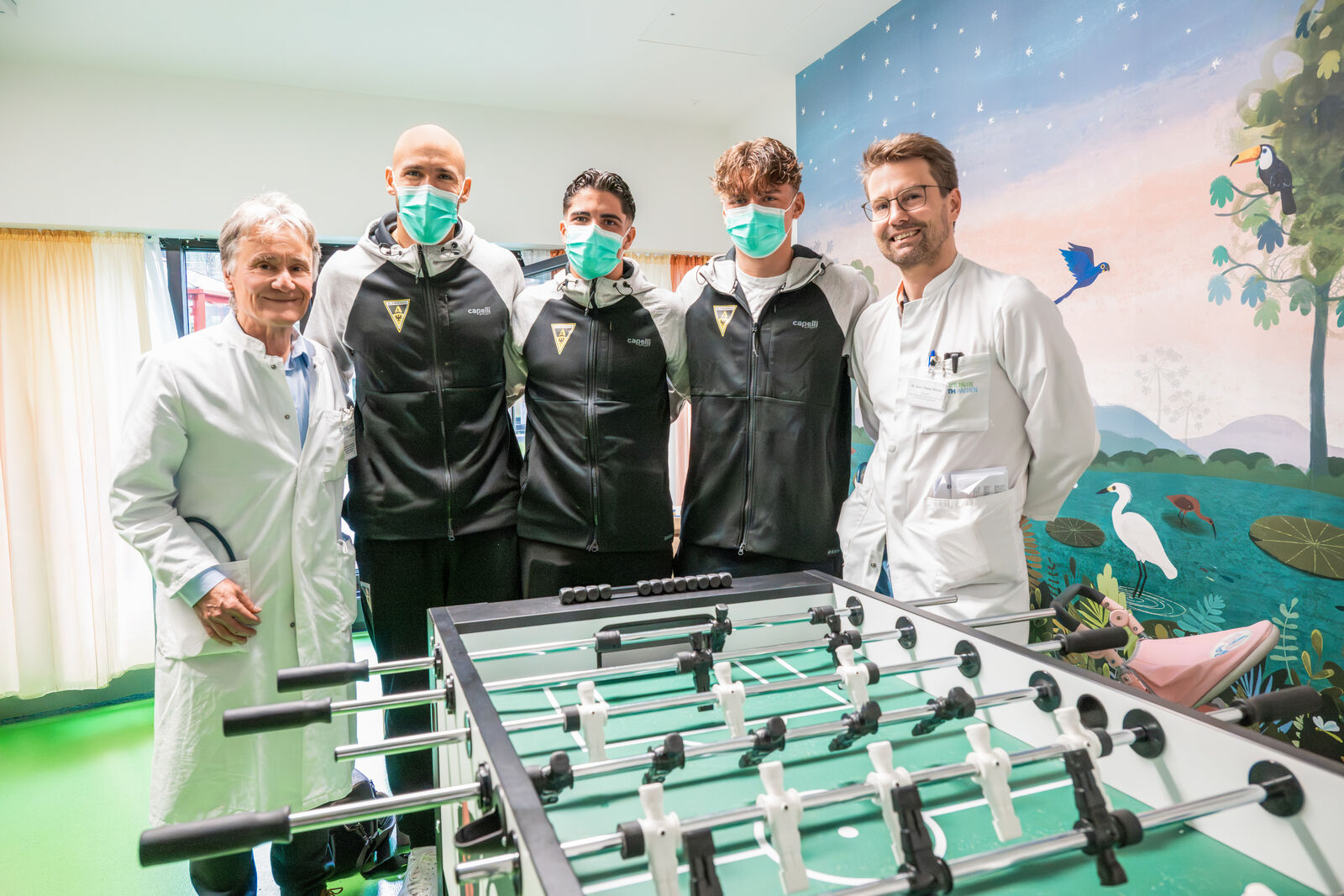 Gurppenfoto von den Fußballspielern von Alemannia und zwei Ärzten