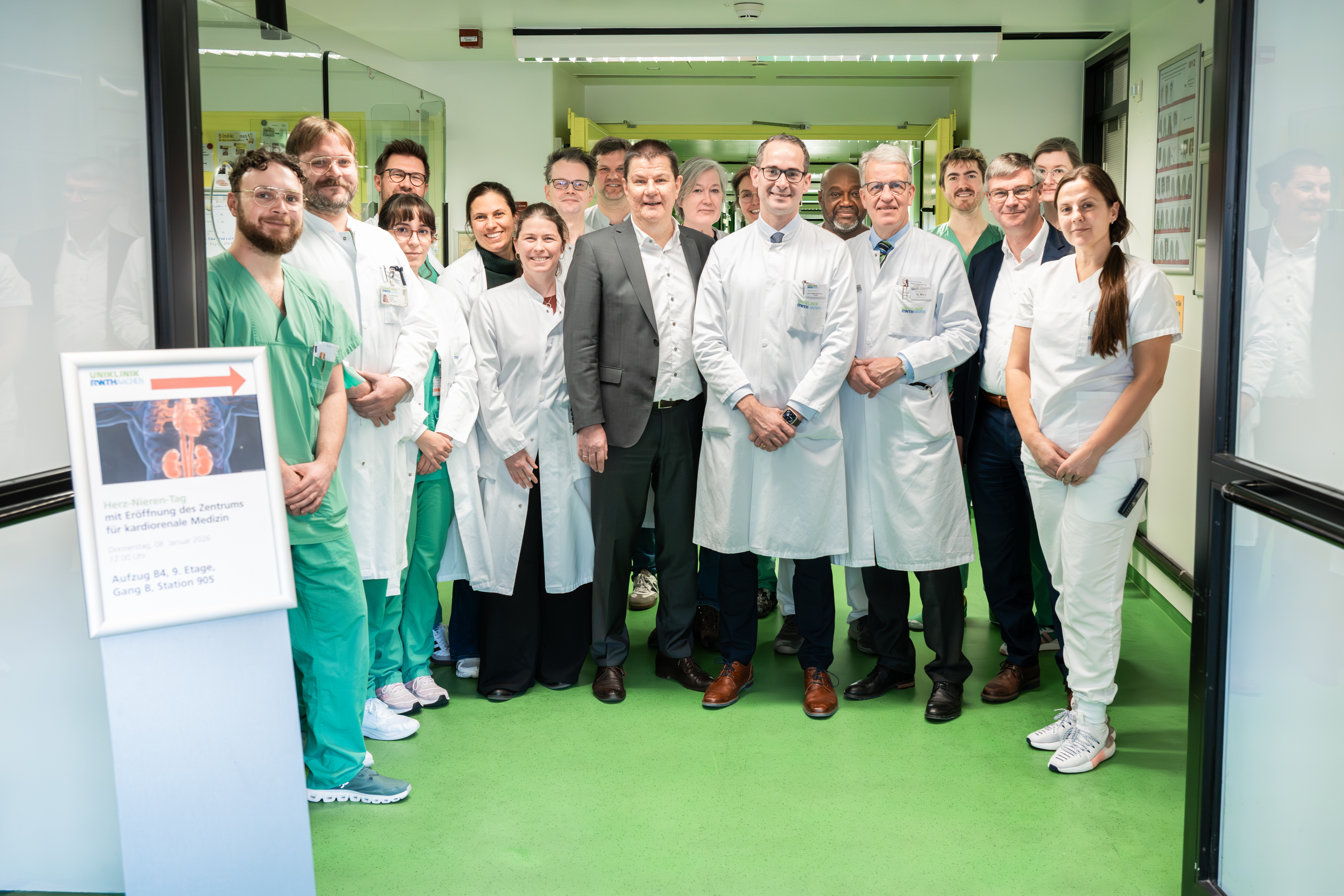 Das Team des Zentrums für kardiorenale Medizin um Univ.-Prof. Dr. med. Nikolaus Marx (3. v. r., Klinik für Kardiologie, Angiologie und Internistische Intensivmedizin), und Univ.-Prof. Dr. med. Dr. Rafael Kramann (4. v. r., Klinik für Nieren- und Hochdruckkrankheiten, rheumatologische und immunologische Krankheiten). Der Ärztliche Direktor der Uniklinik RWTH Aachen, Univ.-Prof. Dr. med. Joachim Windolf (Mitte), und der Kaufmännische Direktor Dr. Eibo Krahmer (2. v. r.) wohnten der Eröffnung ebenfalls bei.