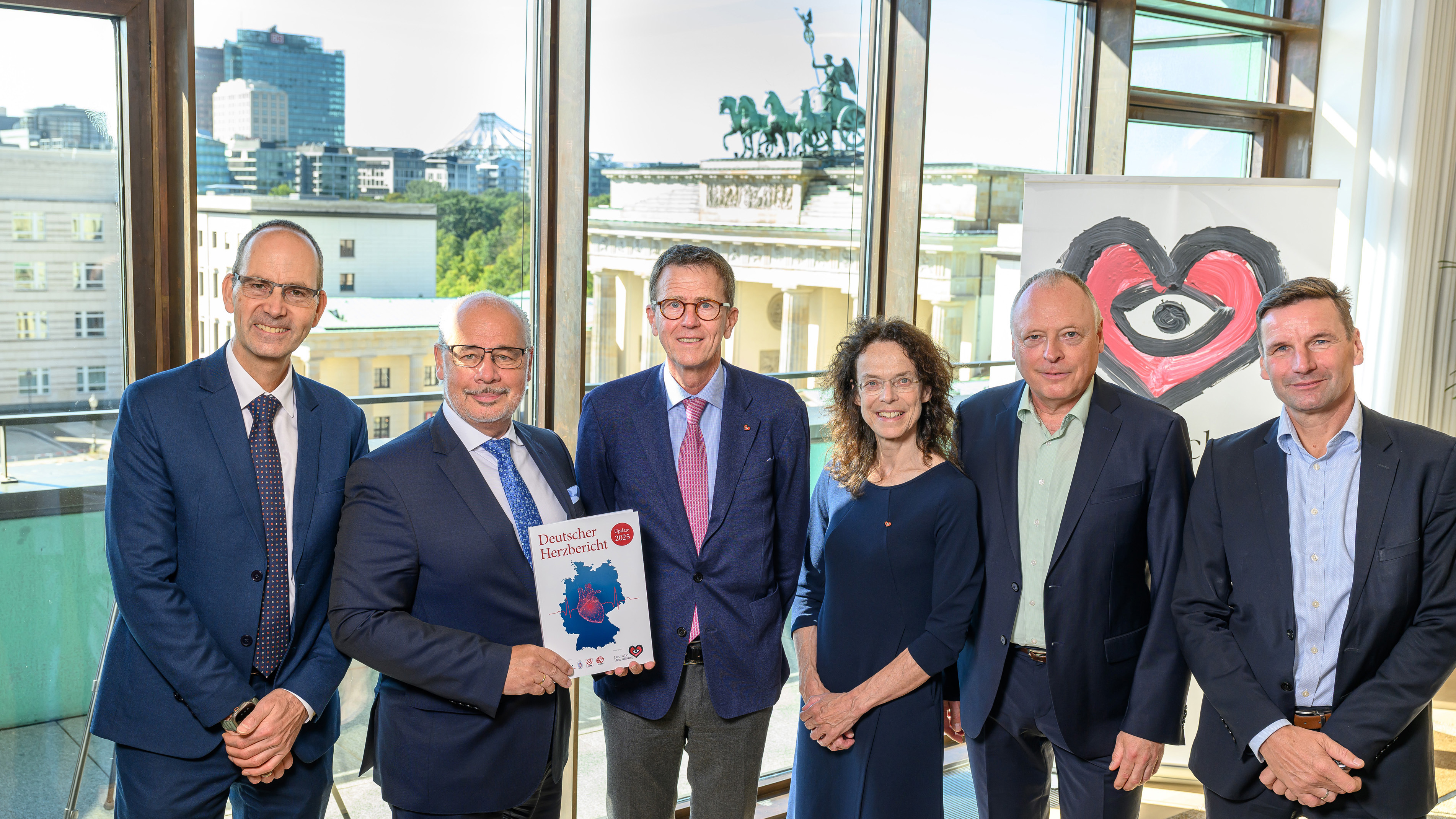 Fünf Männer und eine Frau in formeller Kleidung