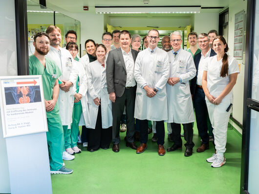 Das Team des Zentrums für kardiorenale Medizin um Univ.-Prof. Dr. med. Nikolaus Marx (3. v. r., Klinik für Kardiologie, Angiologie und Internistische Intensivmedizin), und Univ.-Prof. Dr. med. Dr. Rafael Kramann (4. v. r., Klinik für Nieren- und Hochdruckkrankheiten, rheumatologische und immunologische Krankheiten). Der Ärztliche Direktor der Uniklinik RWTH Aachen, Univ.-Prof. Dr. med. Joachim Windolf (Mitte), und der Kaufmännische Direktor Dr. Eibo Krahmer (2. v. r.) wohnten der Eröffnung ebenfalls bei.