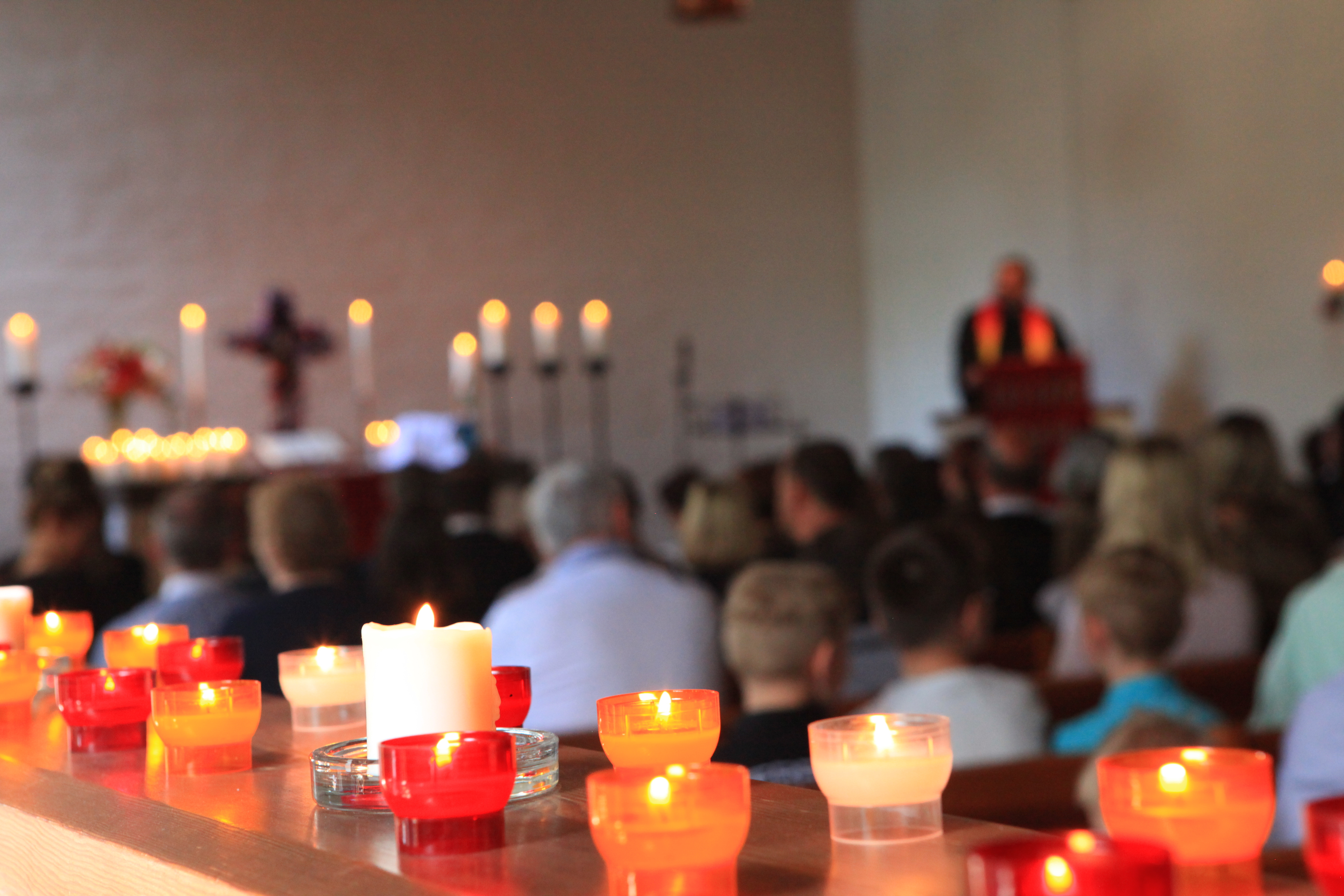 Ein christlicher Gottesdienst mit vielen brennenden Kerzen