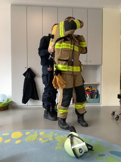 Feuerwehrmann in voller Montur