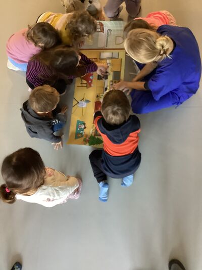 Kinder sitzen auf dem Boden im Kreis