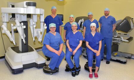 Der da Vinci®-Operations-Roboter und das OP-Team der Klinik für Urologie und Kinderurologie