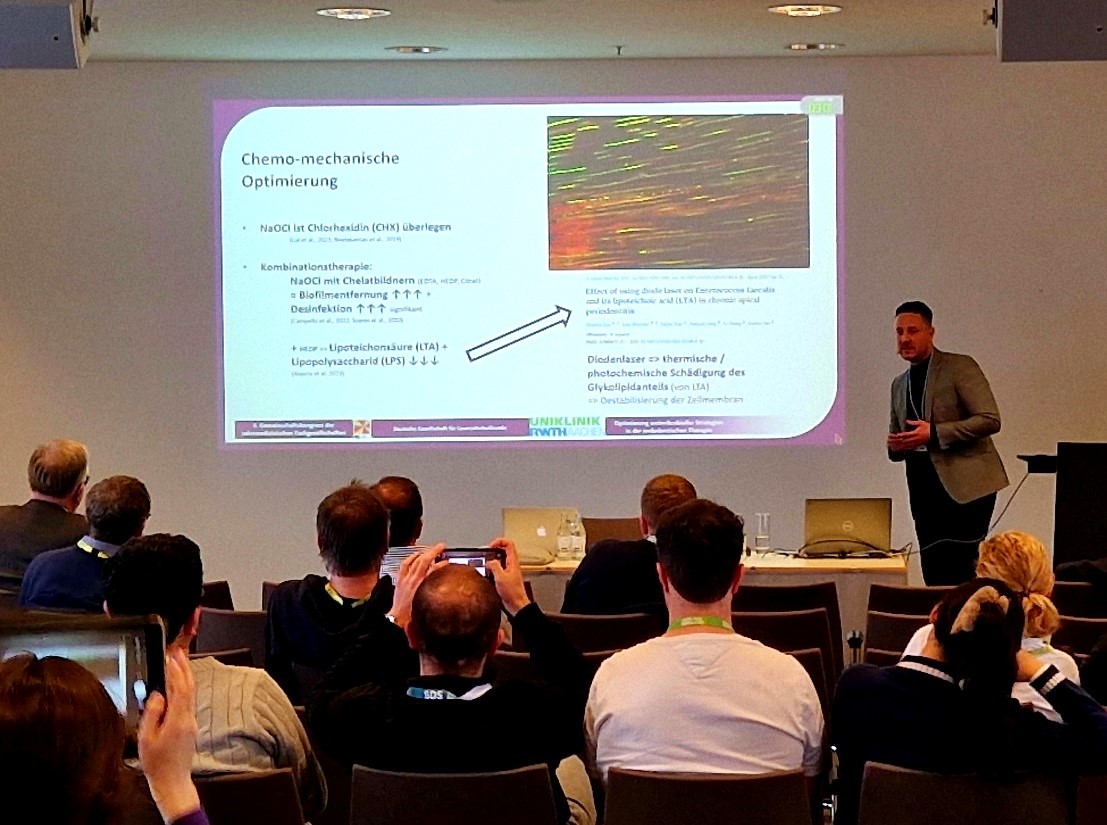 Oberarzt Dr. Johannes Simon Wenzler präsentiert Möglichkeiten der „Optimierung antimikrobieller Strategien in der endodontischen Therapie“ Oberarzt Dr. Johannes Simon Wenzler präsentiert Möglichkeiten der „Optimierung antimikrobieller Strategien in der endodontischen Therapie“
