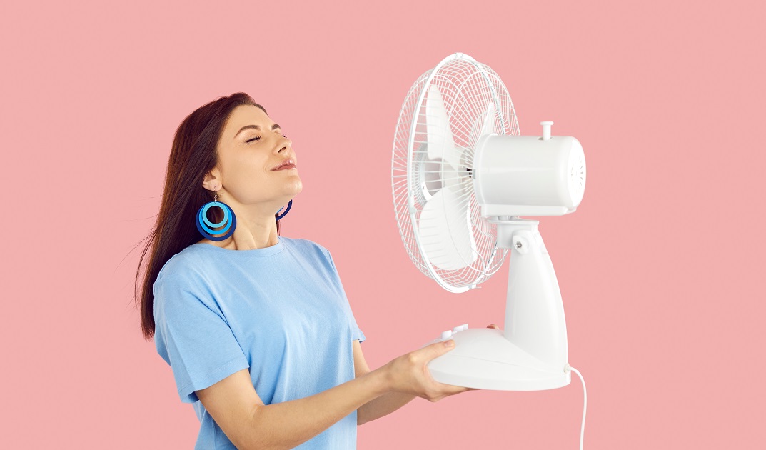 Frau mit Ventilator
