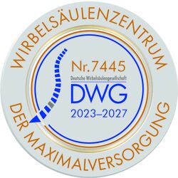 Rundes Emblem mit der Aufschrift ‚Wirbelsäulenzentrum Nr. 7445 – Deutsche Wirbelsäulengesellschaft (DWG) – 2023–2027 – Der Maximalversorgung‘. Links im Emblem ist eine stilisierte Wirbelsäule abgebildet