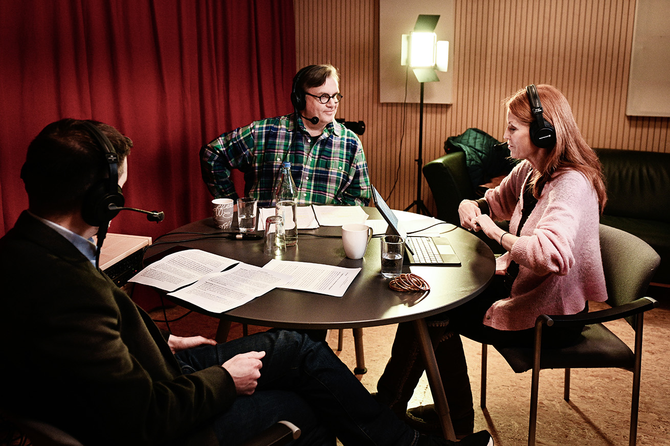 Esther Schweins (rechts) und Professor Martin Mücke (links) begrüßen Hape Kerkeling in einem Special ihres gemeinsamen Medizin-Podcasts „Unglaublich krank – Patienten ohne Diagnose“.