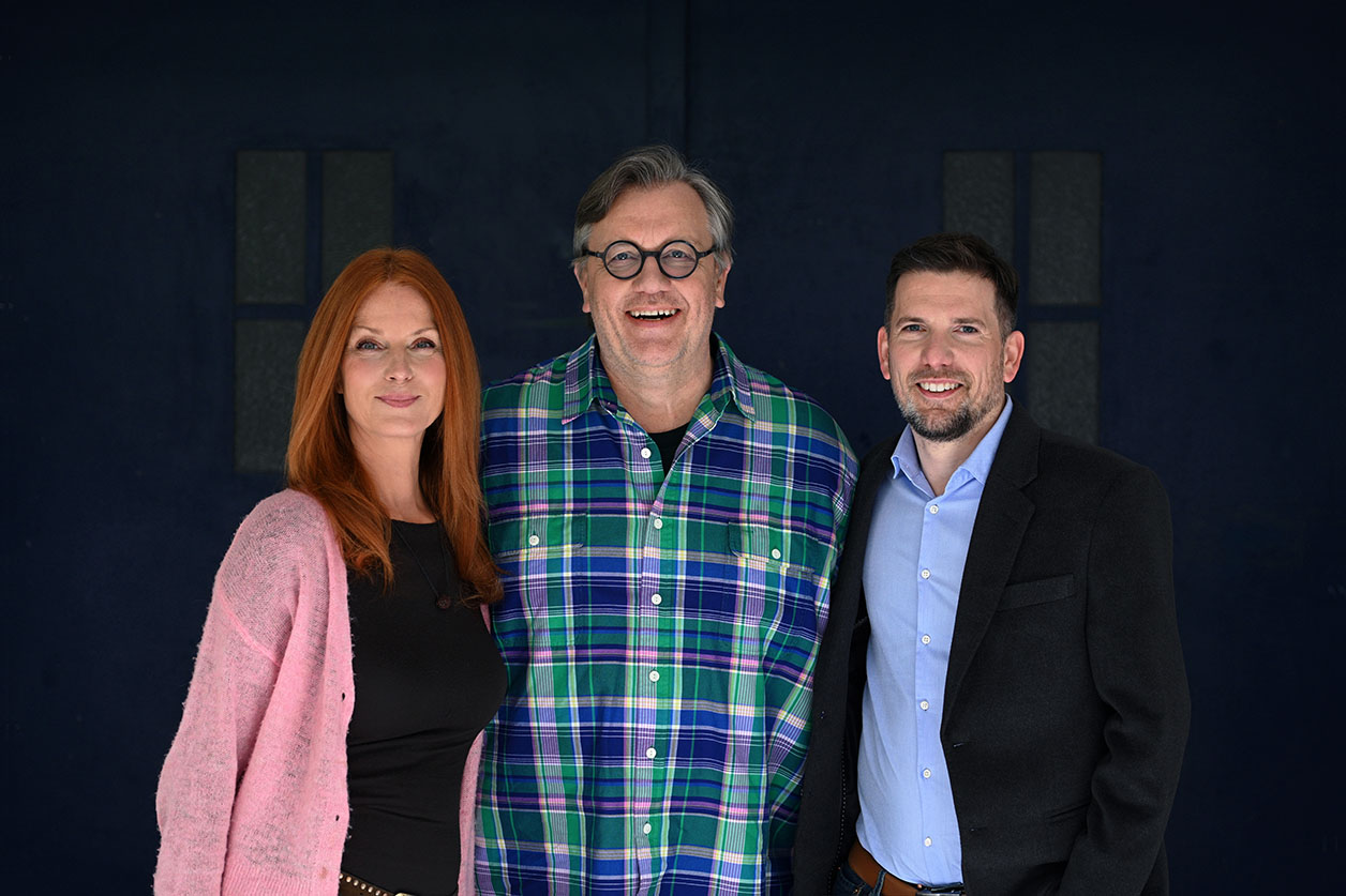 Esther Schweins (links) und Professor Martin Mücke (rechts) begrüßen Hape Kerkeling in einem Special ihres gemeinsamen Medizin-Podcasts „Unglaublich krank – Patienten ohne Diagnose“.