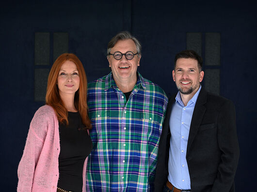 Esther Schweins (links) und Professor Martin Mücke (rechts) begrüßen Hape Kerkeling in einem Special ihres gemeinsamen Medizin-Podcasts „Unglaublich krank – Patienten ohne Diagnose“.